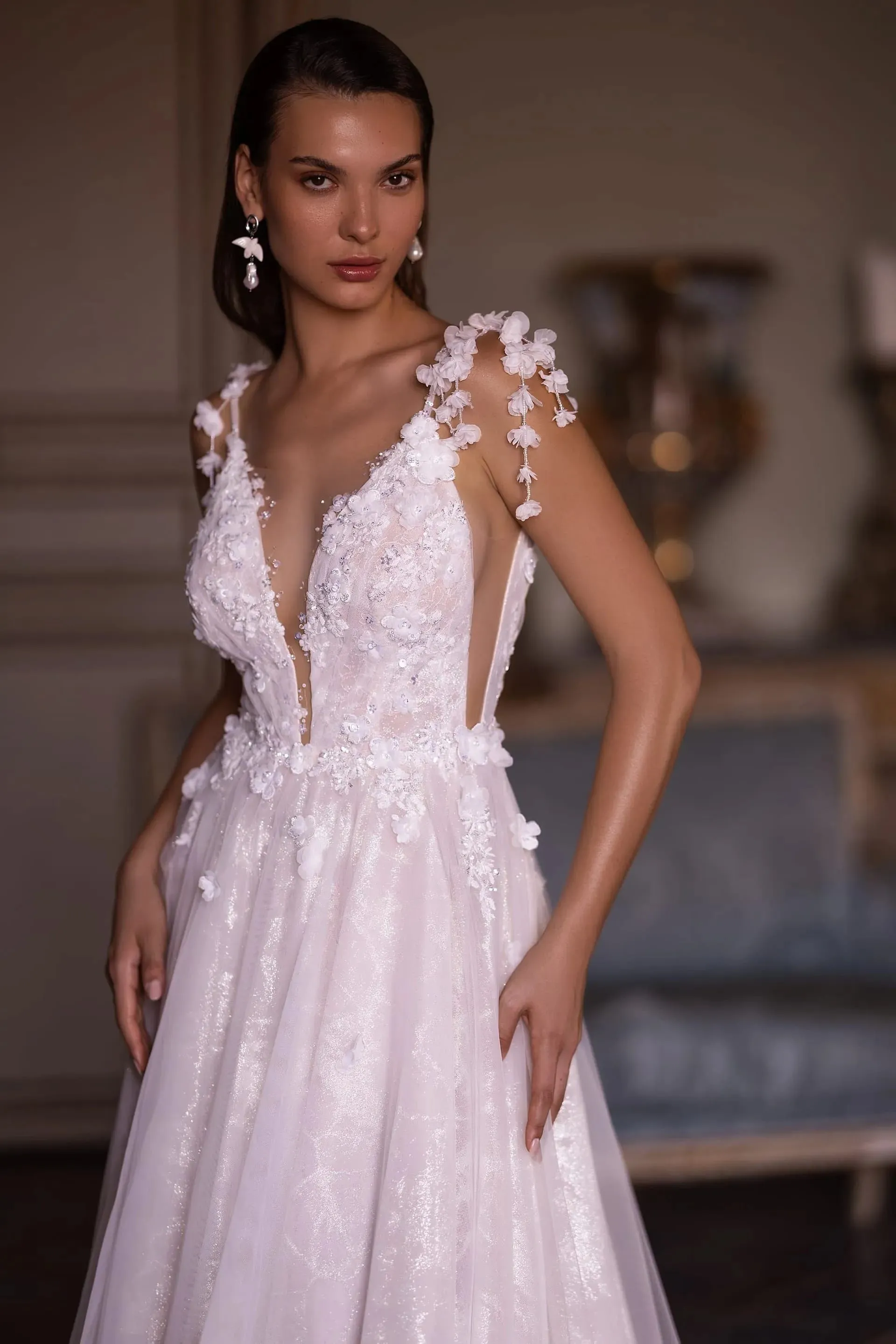 Glamorous Wedding Dresses Luxury Lace Appliques Sleeveless Bridal Gowns Glitter Sequins