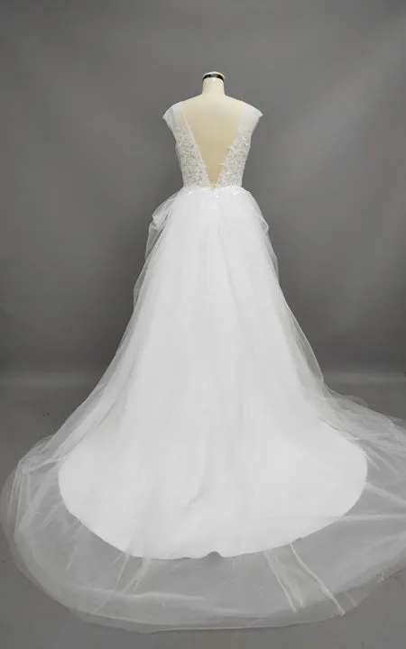 Illusion Scoop-Neck Sleeveless A-Line Tulle Wedding Dress With Appliques-715082