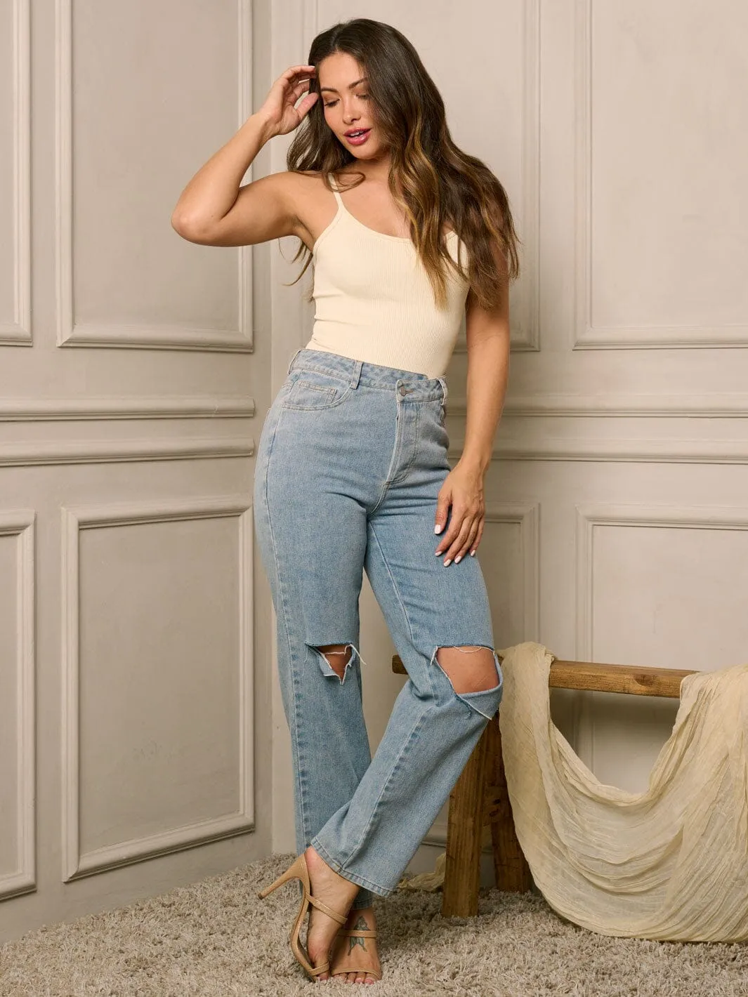 WOMEN'S BUTTON CLOSURE CUT OUT KNEE DISTRESSED DENIM JEANS