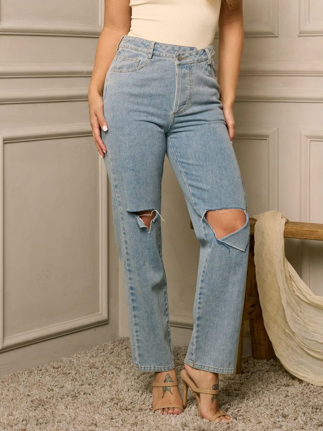 WOMEN'S BUTTON CLOSURE CUT OUT KNEE DISTRESSED DENIM JEANS