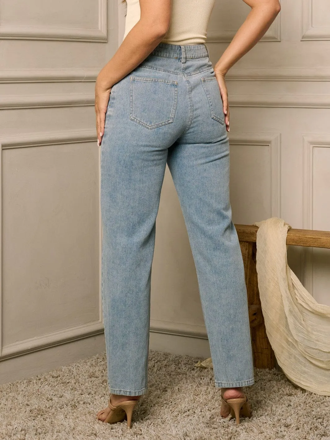 WOMEN'S BUTTON CLOSURE CUT OUT KNEE DISTRESSED DENIM JEANS