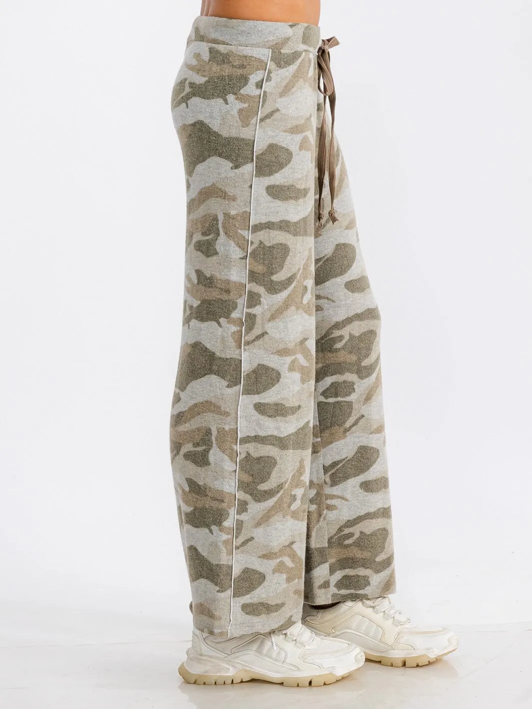 WOMEN'S ELASTIC WAIST FRONT POCKET CAMO PRINT FLEECE SWEATPANTS